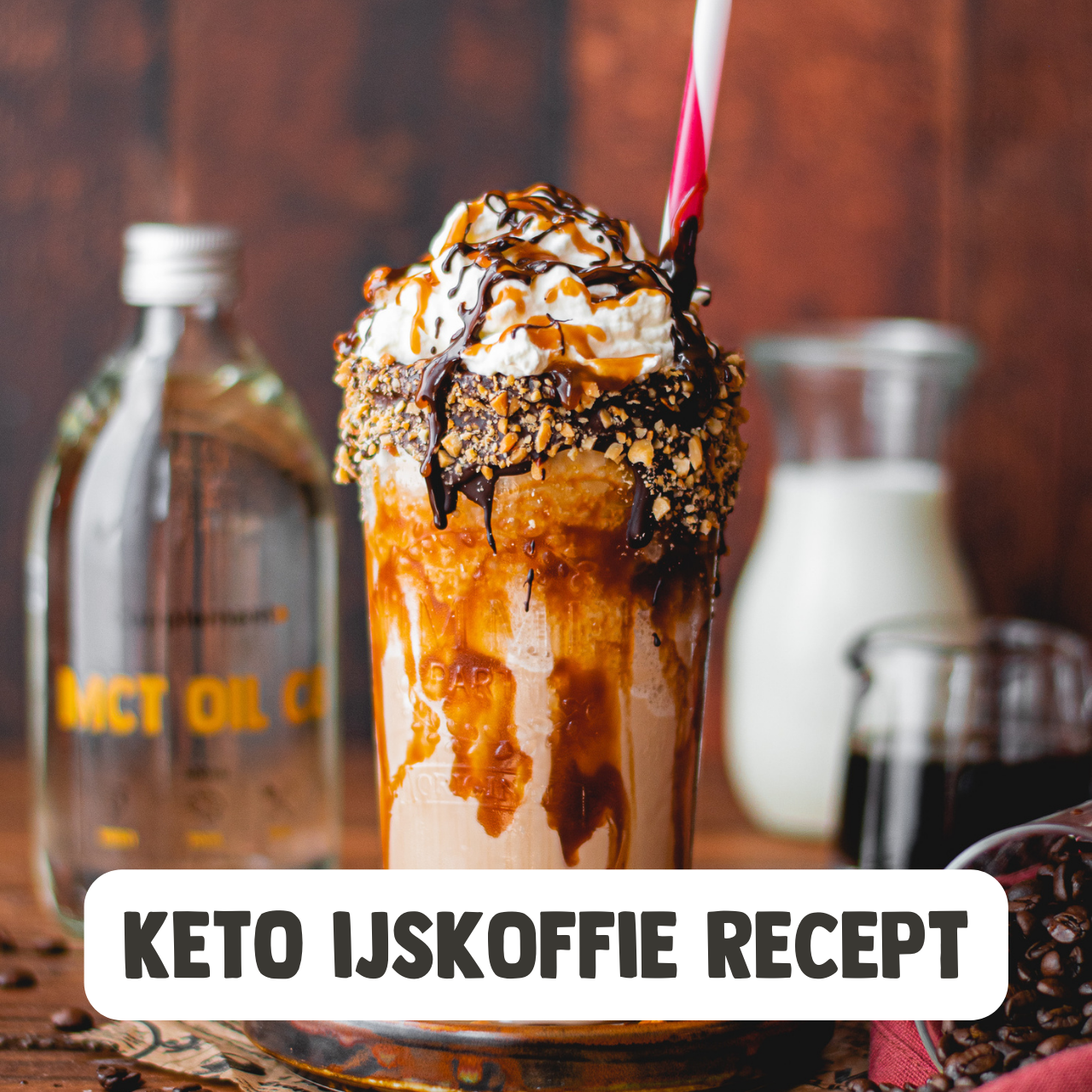 MCT keto ijskoffie recept. Met suikervrije chocolade, pinda's, suikervrije karamel en nog veel meer lekkere maar toch gezonde ingrediënten.