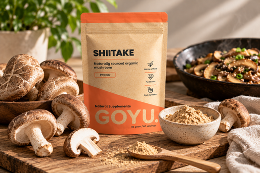 Productfoto van shiitake poeder in een natuurlijke setting