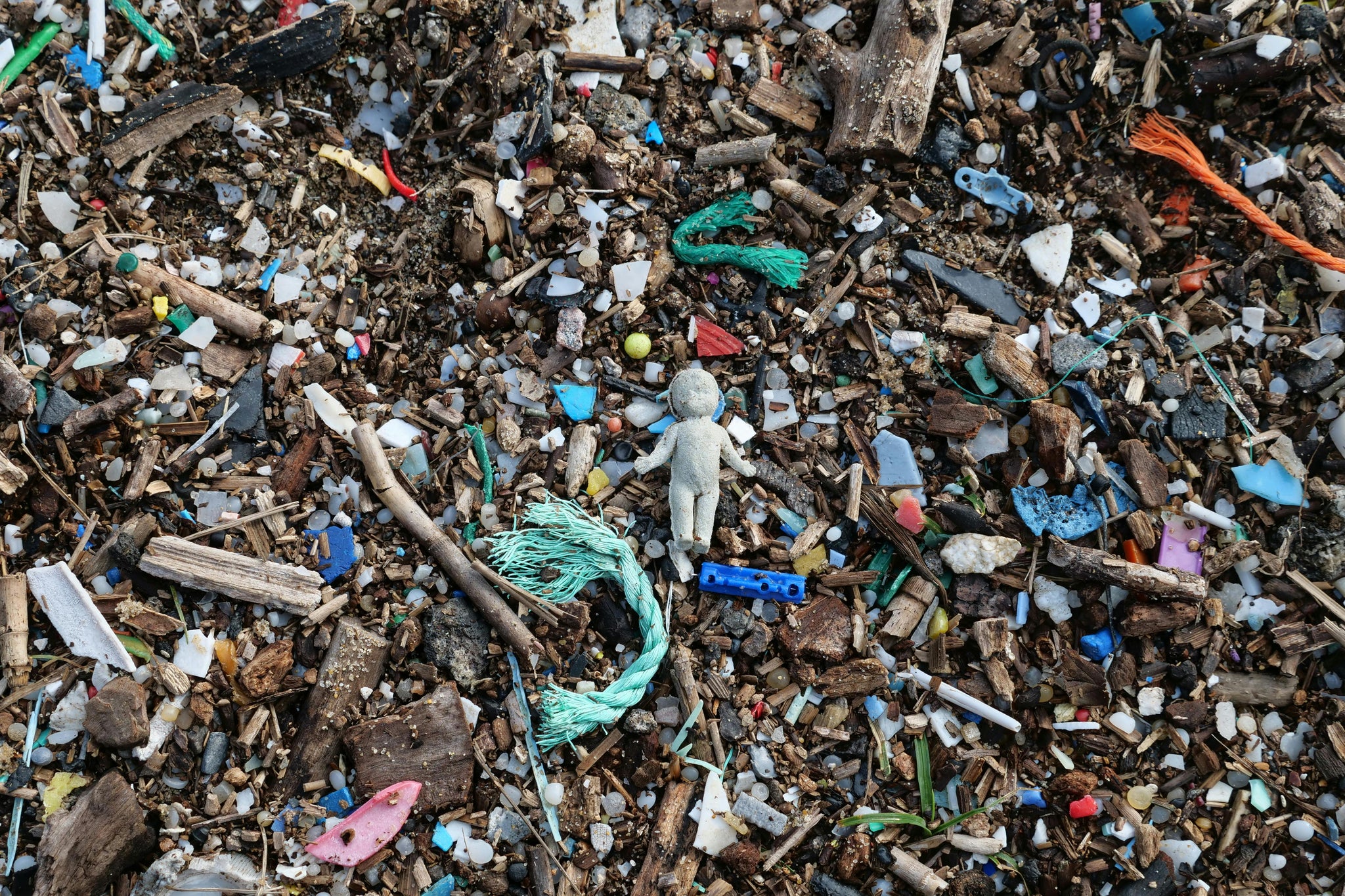 Microplastics in je lijf: wat je moet weten en hoe je je lichaam kunt ondersteunen