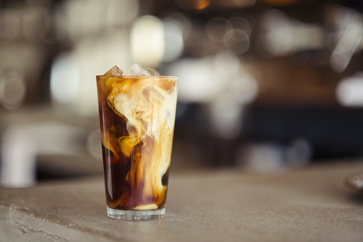 Een keto friendly MCT ijskoffie ketogene ijskoffie ijsklontjes zoet zomer koffie lekker heerlijk